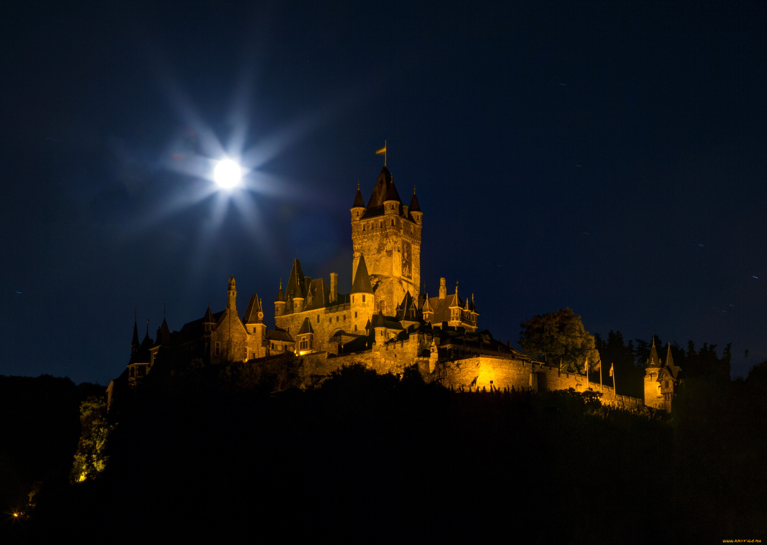 Night castle. Кохем Германия ночью. Замок Найт в Германии. Замок Мариенбург. Замок Кохем вечером.